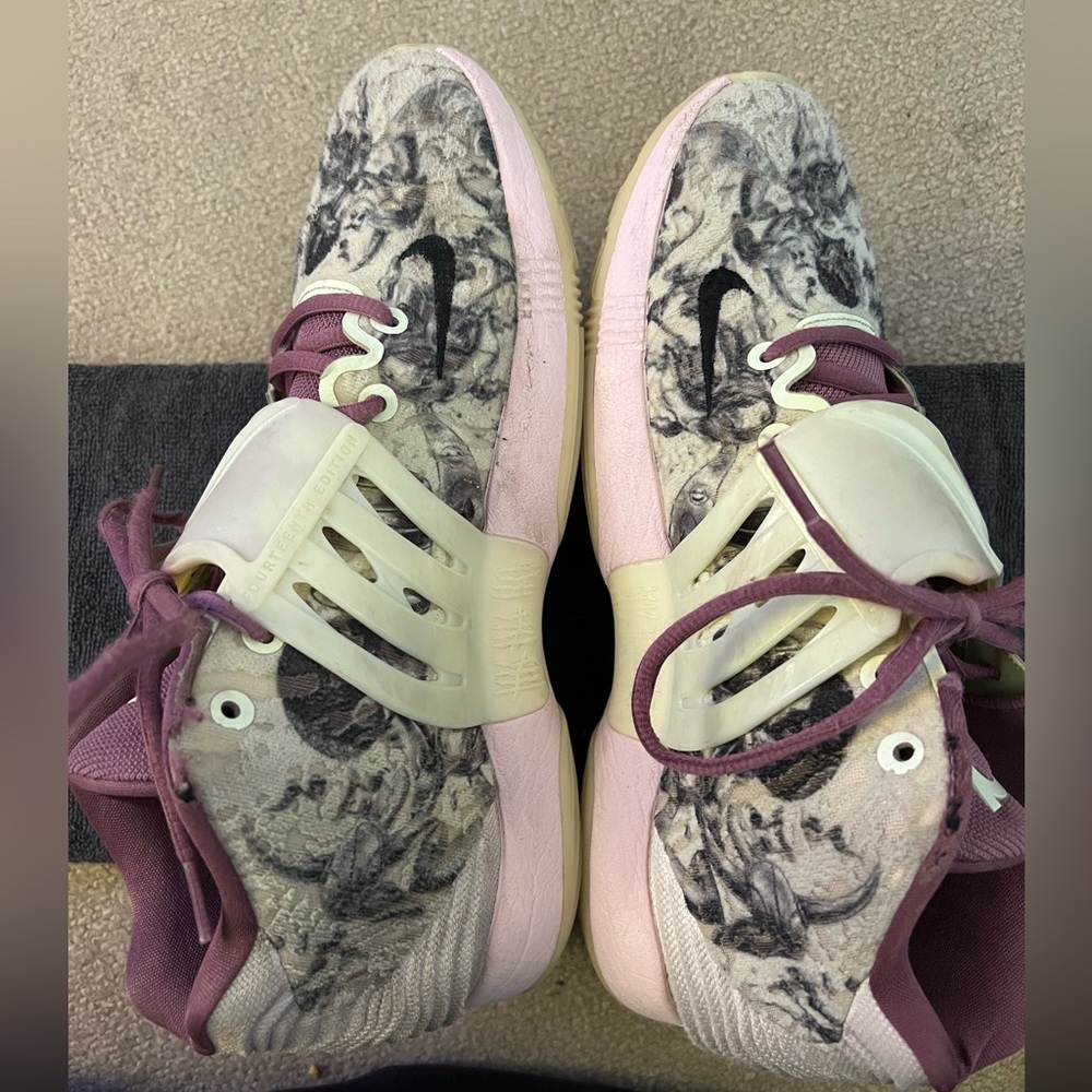 Nike Kevin Durant (KDs). Size 9.5 Very hood condition.